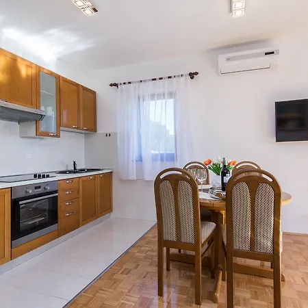 Janet Apartment *