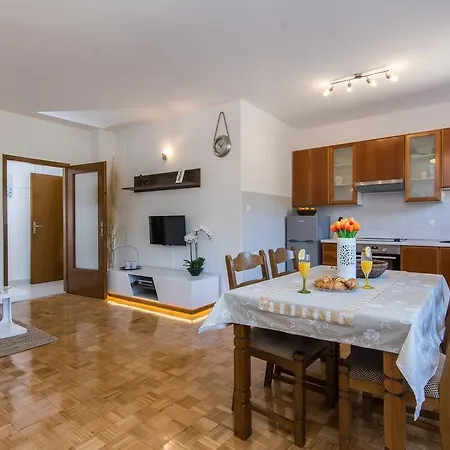 Janet Apartment *